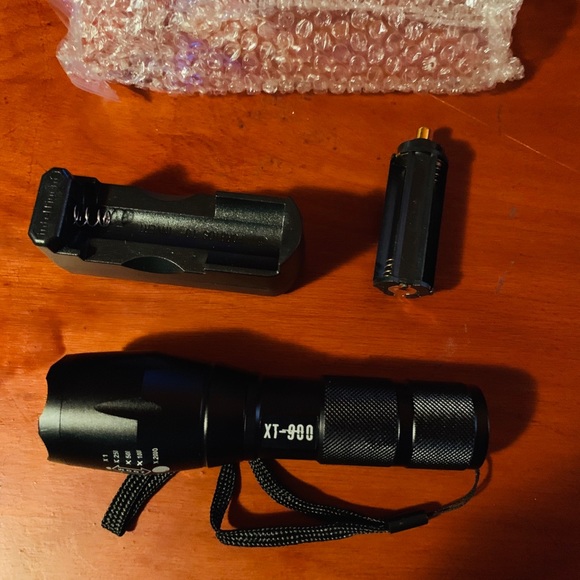 Survivalist Depot tactical flashlight XT-900 - Picture 7 of 8
